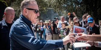 Springsteen firmando algunos autógrafos a los aficionados que se acercaron al hotel La Florida