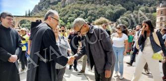 Barack Obama saluda al abad de Montserrat a su llegada al monasterio