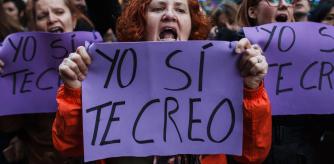 Manifestación en la puerta del ministerio de justicia contra abusos de violacion de la manada