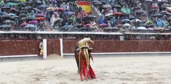 El diestro Miguel Ángel Perera entra a matar sin manoletinas a su primer toro, este viernes en el decimoquinto festejo de la Feria de San Isidro, toreando reses de Victoriano del Río / Núñez del Cuvillo, en la Monumental de Las Ventas, en Madrid. EFE/
