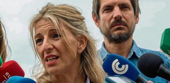 GRAFAND2551. EL ROCÍO (HUELVA), 07/06/2023.- La vicepresidenta segunda del Gobierno y ministra de Trabajo y Economía Social, Yolanda Díaz, acompañada del portavoz de Sumar, Ernest Urtasun (d), ha afeado al PP de Alberto Núñez Feijoo y Juanma Moreno que esté dispuesto a 