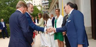 Ignacio Galán, presidente de Iberdrola, saluda al Rey Felipe VI y a Guillermo I de Países Bajos , en la planta de hidrógeno verde de Iberdrola en Puertollano