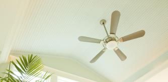 Ventilador de techo para mantenerte fresco en la habitación