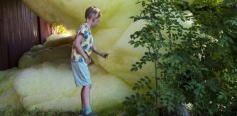 Un niño presente en la Bienal Momentum 12 se divierte con la escultura de espuma de la artista alemana de Dresden Stephanie Lüning a inicios del mes de junio