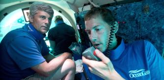 Stockton Rush, a la izquierda, con uno de los pilotos de la empresa