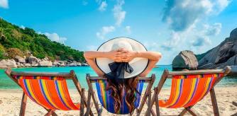 Persona tumbada tomando sol