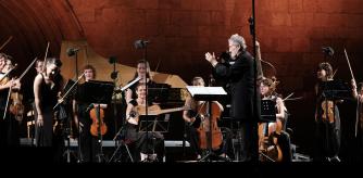 La concertino saluda tras su impresionante actuación en presencia de Savall y el resto de Le Concert des Nations femenino