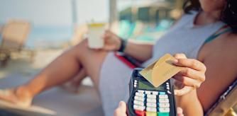 ¿Cómo protegerte de las estafas si pagas con tarjeta este verano?