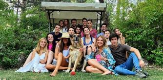 Foto Claudia y su grupo de amigos para siempre