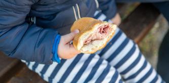 Los dulces o los bocadillos rellenos de embutidos son meriendas habituales