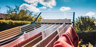 Tender ropa al aire libre.