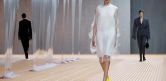 Una pasarela sobria y sofisticada