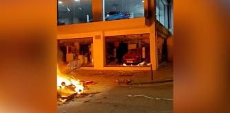 Un grupo de jóvenes lanza objetos a la policía y provoca altercados y daños en comercios de Molins de Rei