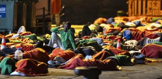 GRAFCAN7945. LOS CRISTIANOS (TENERIFE) (ESPAÑA), 07/10/2023.-.-Unos 200 migrantes que llegaron en la tarde noche del viernes a Tenerife en dos cayucos han dormido en el muelle de Los Cristianos ante la falta de espacio en los centros de acogida, tras un pico de llegadas sin precedentes desde 2020 (unas 1.000 personas en un día) que obligó a esa derivar a esa isla a cientos desde El Hierro. EFE/Miguel Barreto