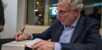 Los Angeles, CA - October 11: Former Washington Post editor Martin Baron signs copies of his new book at the University of Southern California Wallis Annenberg Hall on Wednesday, Oct. 11, 2023, in Los Angeles, CA. Baron participated in the Los Angeles Times Book Club event to discuss his new book new book 'Collision of Power'. (Francine Orr / Los Angeles Times via Getty Images)