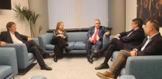En la cita también estaban el secretario general de JxCat, Jordi Turull, la presidenta de los socialdemócratas en la Eurocámara, Iratxe García-Pérez, así como el jefe de la delegación del PSOE en Bélgica, Javier Moreno