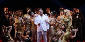 Javier Camarena como el duque de Mantua en el burdel