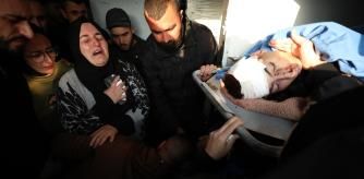 Tulkarem (-), 27/12/2023.- Relatives mourn next to dead bodies inside a morgue at Tulkarm Governmental Hospital in the West Bank town of Tulkarem, 27 December 2023, after an Israeli army raid on Nur Shams refugee camp. At least six Palestinians were killed and several others wounded in Israeli military raids and strikes on the refugee camp, the Palestinian Health Ministry said. EFE/EPA/ALAA BADARNEH ATTENTION EDITORS: GRAPHIC CONTENT