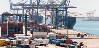 GRAFCVA3096. VALENCIA, 02/05/2023.- Vista general del Puerto de Valencia cuando este martes la candidata del Partido Popular a la Alcaldía de Valencia, María José Catalá, ha apoyado el proyecto de ampliación norte del puerto y ha pedido al mismo tiempo más inversiones para frenar la degradación de las playas. EFE/Biel Aliño