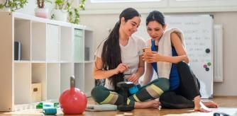 Dos mujeres haciendo deporte en casa.