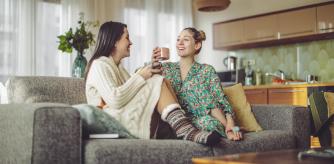 Dos mujeres en casa con ropa cómoda.