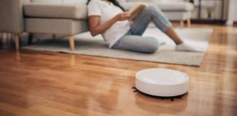 Un robot aspiradora limpiando.