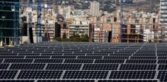 27 - 10 - 2008 / Hospitalet de Llobregat - Placas solares en los pabellones de Fira de Barcelona en Gran Via de Hospitalet - Foto: Llibert Teixido - Director de Fira 2000 EL CONSELLER DE ECONOMIA, ANTONI CASTELLS Y EL PRESIDENTE DE FIRA DE BARCELONA JOSEP LLUIS BONET PRESENTAN EL NUEVO PARQUE VOLTAICO DEL RECINTO GRAN VIA 135 000 M2 EN PANELES SOLARES INSTALADOS EN LAS CUBIERTAS DE LOS PABELLONESFira de Barcelona ha puesto en marcha un parque de energía solar fotovoltaica en el recinto de LŽHospitalet, el segundo mayor de España, según han informado sus promotores. El presidente de Fira de Barcelona, Josep Lluís Bonet, ha explicado que la instalación es la segunda mayor de España y la sexta del mundo sobre edificios. Las placas se han instalado en la cubierta de los seis pabellones de Fira de Barcelona y ocupan 135.000 metros cuadrados. Está previsto que generen 4,4 GW/h (gigavatios/hora) anuales de electricidad, una cifra equivalente a lo que consume un millar de viviendas en las que viven una media de cuatro personas en cada una de ellas. Las placas se han colocado en las cubiertas de los pabellones de manera que no se ven desde el exterior. En total se han instalado 19.251 módulos, 3,36 MW (megavatios) de potencia y 4,4 GW/h de producción eléctrica anual.