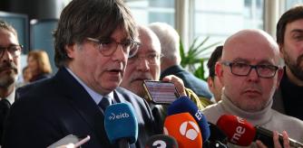 L'expresident de la Generalitat i eurodiputat de Junts, Carles Puigdemont, juntament amb el seu advocat, Gonzalo Boye, durant una atenció als mitjans després de conèixer la sentència del TJUE sobre les euroordres
