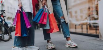 Dos personas de compras.