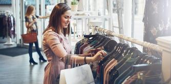 Una mujer mirando ropa.