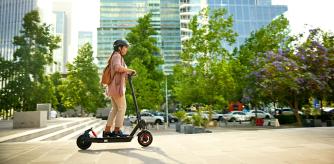 Una persona circulando con un patinete eléctrico.