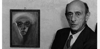 El compositor Arnold Schönberg con algunas de sus pinturas. Esta imagen forma parte de la muestra que La Pedrera le dedica, Schönberg Barcelona. Simposio internacional Arnold Schönberg. 14 a 16 de septiembre en la Pedrera