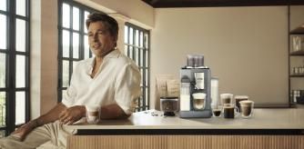 Brad Pitt junto a la cafetera Rivelia de De'Longhi, la nueva máquina superautomática con sistema Bean Switch y a una increíble experiencia de usuario