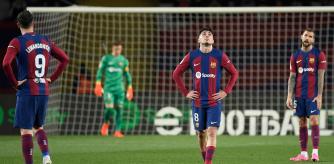 Barcelona's Spanish midfielder #08 Pedri (C) and teammates react to the equalizer scored by Granada's Uruguayan forward #19 Facundo Pellistri during the Spanish league football match between FC Barcelona and Granada FC at the Estadi Olimpic Lluis Companys in Barcelona on February 11, 2024. (Photo by Josep LAGO / AFP)