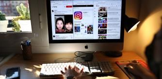 foto XAVIER CERVERA 22/12/2020 reporatge sobre el consum de videos a Internet. Aniria bé, per exemple, que alguna persona d'esquenes estes visualitzant en pantalla d'ordinador (iMac apple) o ipad, una pàgina de Youtube en la que es veiessin unes quantes opcions de video per visualitzar, tambe es mira molt a Tik Tok i/o Instagram (xarxes socials / redes sociales)