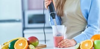 Una persona usando una minipimer.