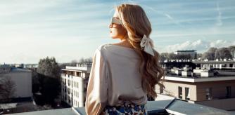 Una mujer vestida con el estilo 'Coquette'