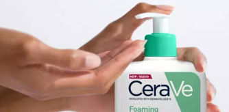 Una persona usando uno de los geles limpiadores de Cerave.