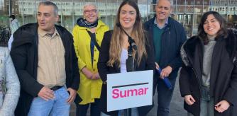 En el centro, Alba García, candidata a lehendakari de Sumar, en un acto de su partido