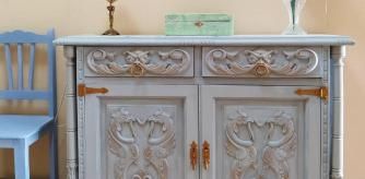 Un taquillón castellano, personalizado en azul y con tiradores dorados.