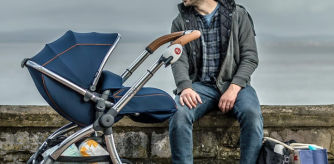 Un padre usando el Rockit para mecer a su hijo en el carrito