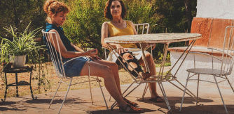 María Vázquez y Adriana Ozores en una imagen de 'los pequeños amores'