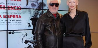 Almodóvar y Swinton en el estreno de 'La voz humana'