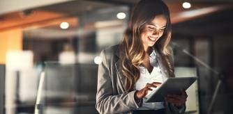 Una mujer consultando las redes de su negocio.