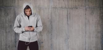 Un hombre joven con una sudadera con capucha.