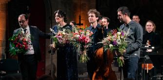 JoanMagrané (dcha.) se sumó al saludo final en Peralada junto a la GIO Symphonia y su director, Francesc Prat (izq.) más los solistas María Hinojosa (soprano) y Pau Codina (cello), que le estrenaron sus 'Tenebrae Responsoria'