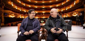 El compositor Hèctor Parra y el director de escena Calixto Bieito, rodeados de la escenografía de 'Orgia' en el escenario del Liceu
