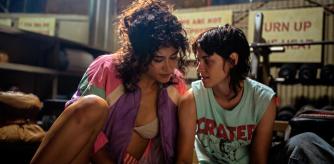 Katy O'Brian y Kristen Stewart tienen una relación amorosa en 'Sangre en los labios'