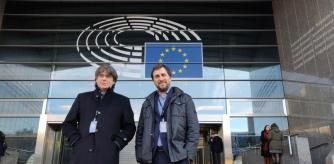 El epxresident de la Generalitat Carles Puigdemont y el exconseller Toni Comin han recogido este lunes su credencial permanente de eurodiputados. TWITTER/GONZALO BOYE 06/01/2020