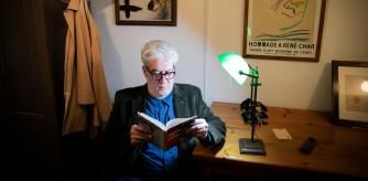 foto XAVIER CERVERA 06/03/2024 Joaquim Monzó Gómez, más conocido como Quim Monzó (Barcelona, 24 de marzo de 1952) es un narrador y periodista catalan. Escribe fundamentalmente en lengua catalana. Retratado en su estudio del barrio d Sant Antoni, Barcelona